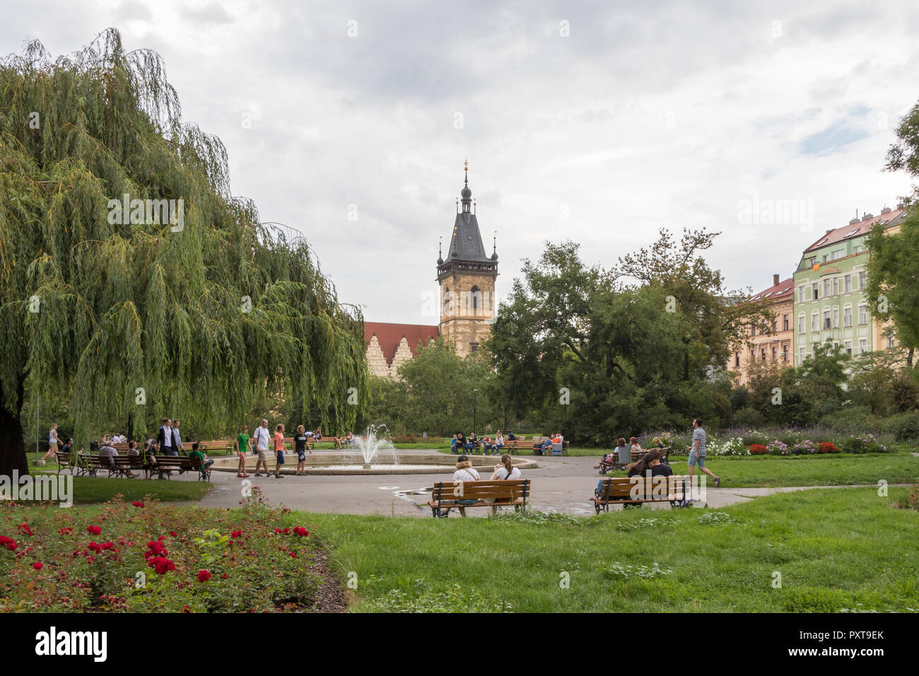 Personnes dans un parc de la ville et le nouvel Hôtel de Ville à Prague, République Tchèque Banque D'Images