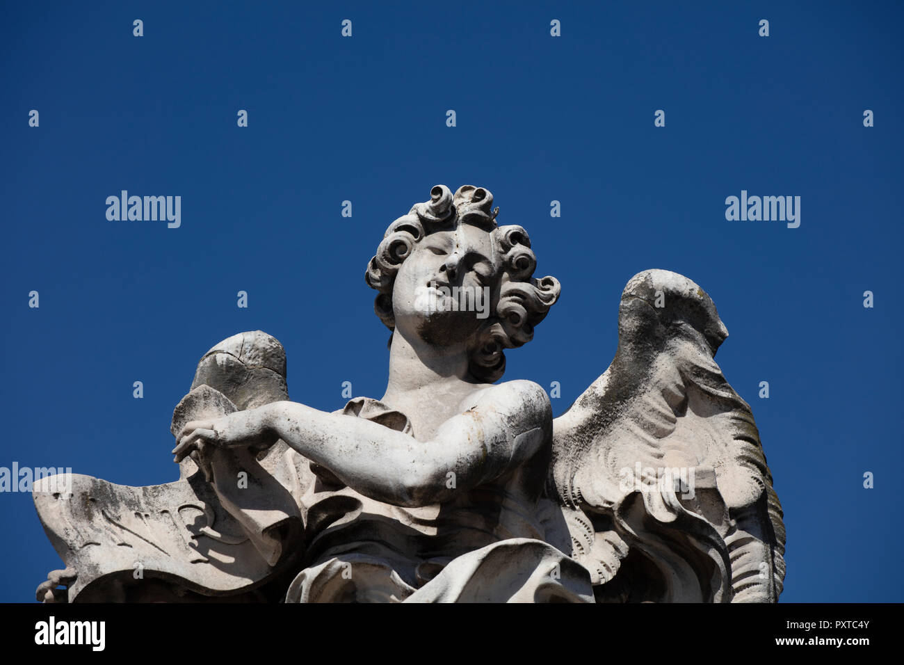 L'Ange de l'inscription indiquant sur le Ponte Sant'Angelo. La statue baroque est contre un fond bleu ciel d'été et est un parfait exemple de l'époque baroque Banque D'Images