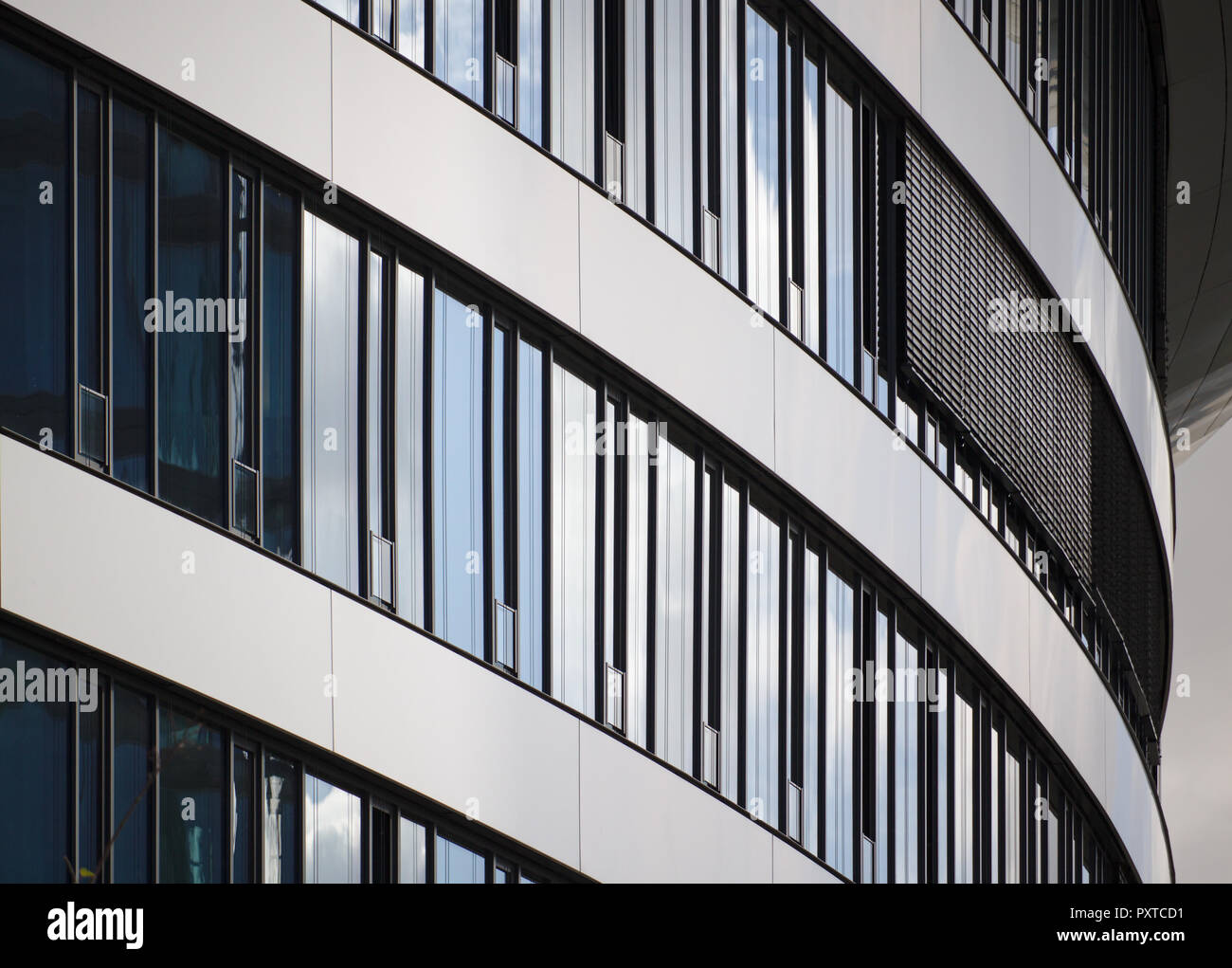 Façade de verre courbe bâtiment moderne Banque D'Images