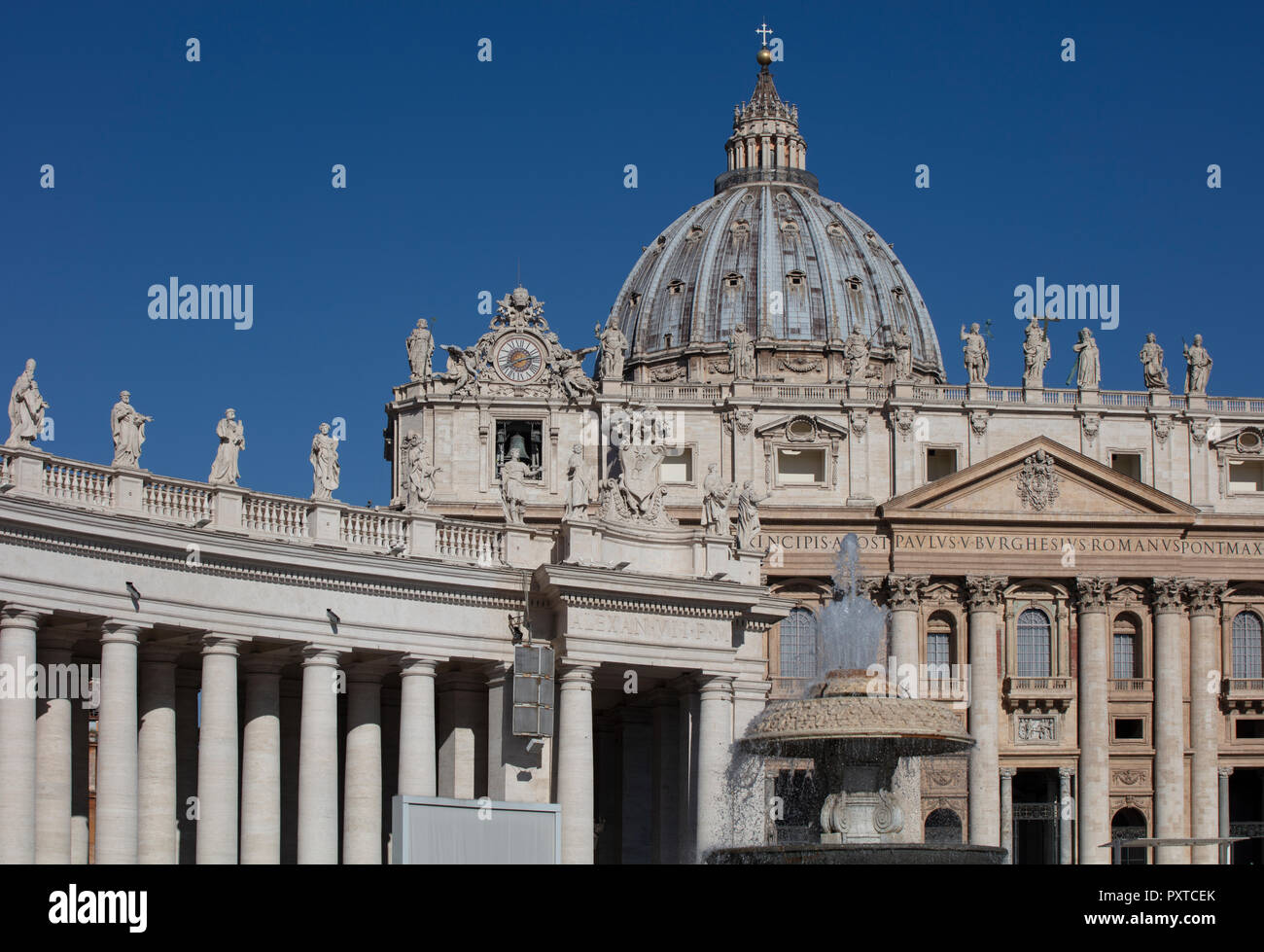 La basilique Saint Pierre au Vatican, montrant une partie de la colonnade conçue par Bernini et la façade et le dôme de la basilique contre un ciel d'été bleu Banque D'Images