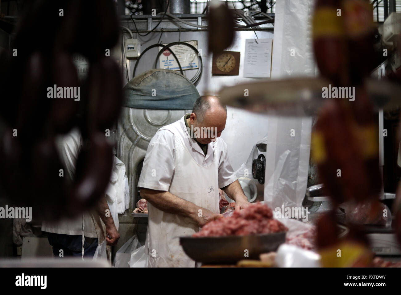 Couper la viande de boucherie dans un ancien marché de San Telmo, l'Argentine Banque D'Images