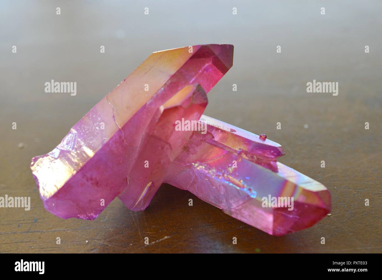 Magnifique groupe de Quartz aura rose, spécimen de cristal de guérison coloré éclatant dans la lumière naturelle. Groupe de cristaux étincelants arc-en-ciel. Cristal de guérison rose. Banque D'Images