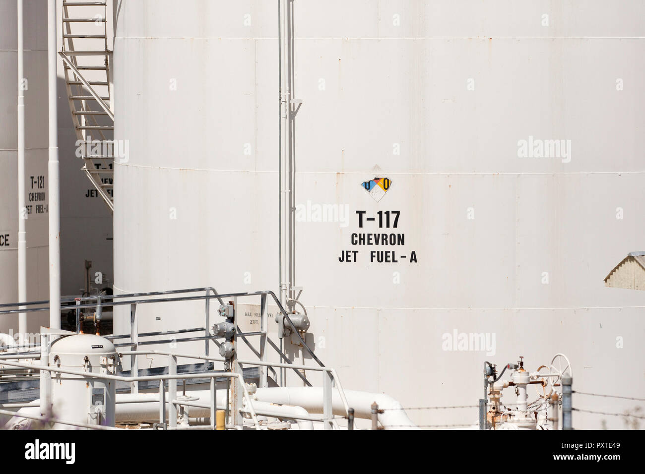 Réservoir de stockage de carburant jet Chevron à un centre de distribution de pétrole industriel - USA Banque D'Images