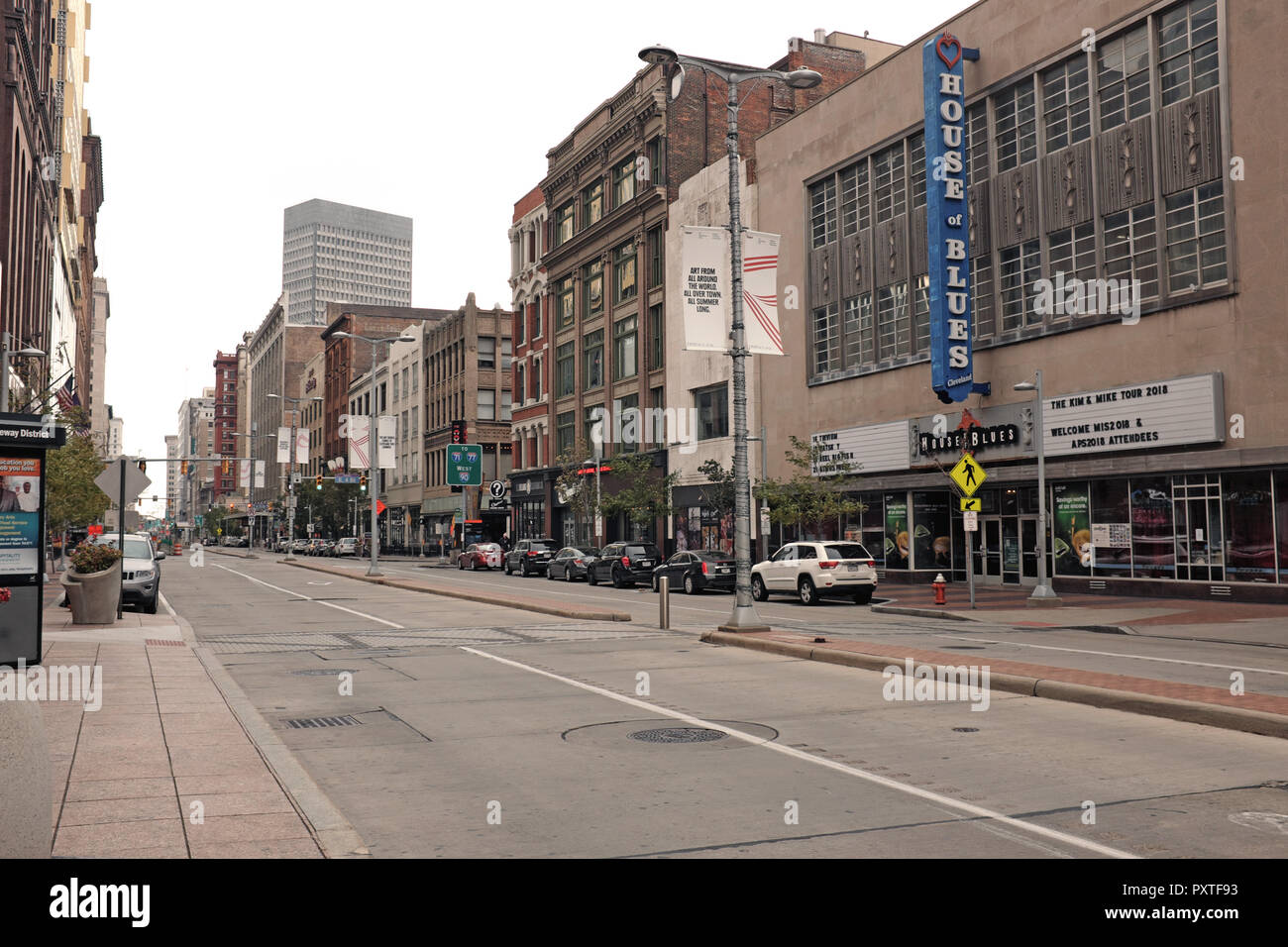 Apparemment une desterted d'Euclid Avenue, dans le centre-ville de Cleveland, Ohio, USA sur un week-end d'après-midi. Banque D'Images