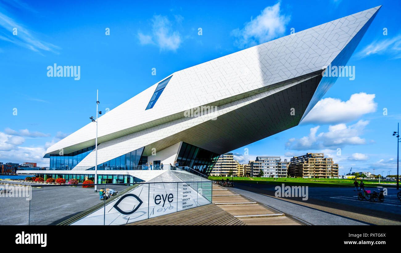 Le bâtiment futuriste forme du Musée du Film de l'Œil et la construction de l'affût d'Amsterdam sur la rive nord du port nommé Het IJ, Holland Banque D'Images