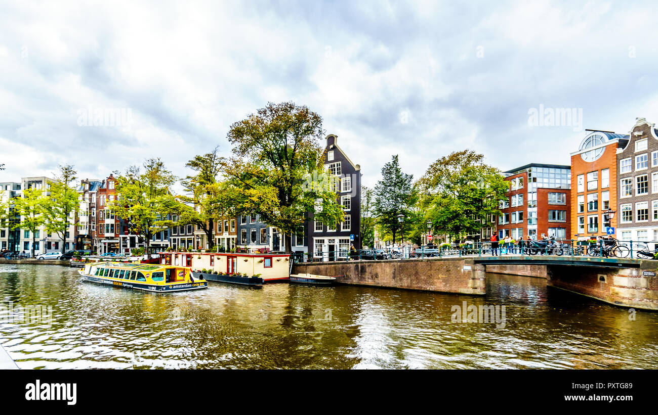 Bateau sur le Canal Prinsengracht et l'intersection avec l'Amstel dans le quartier du Jordaan, dans le centre d'Amsterdam près de la maison d'Anne Frank Banque D'Images