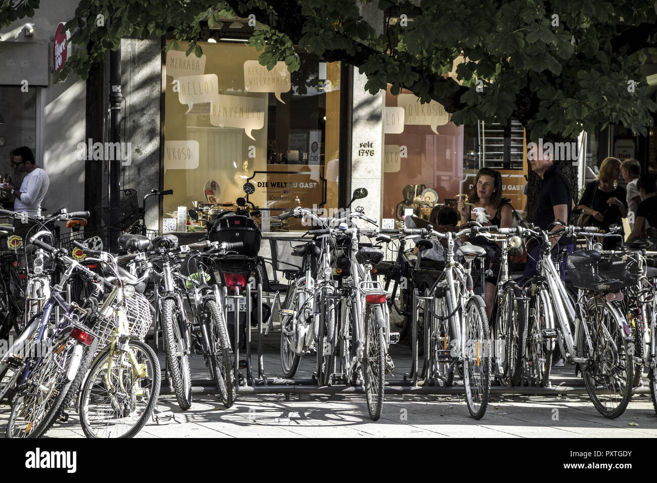 Parkende Fahrräder à München, Bayern, Deutschland.(nur redaktionell nutzbar, kein modèle libération vorhanden) Banque D'Images