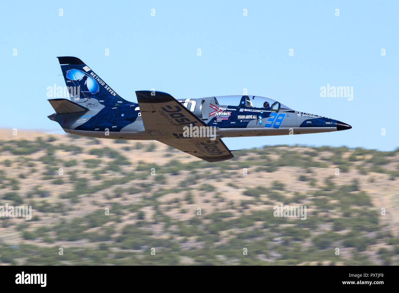 Scott Farnsworth pilotes 'Dash', une force un Aero Vodochody L-39 Albatross le long de la vallée de la vitesse lors d'une course de classe Jet dans le cadre de la 2018 R Banque D'Images