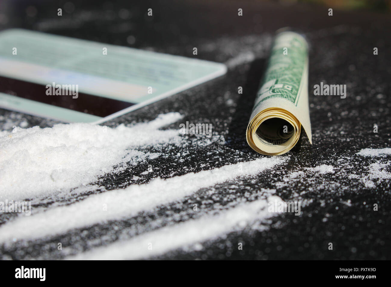 Lignes de cocaïne, de carte de crédit et un dollar bill Banque D'Images