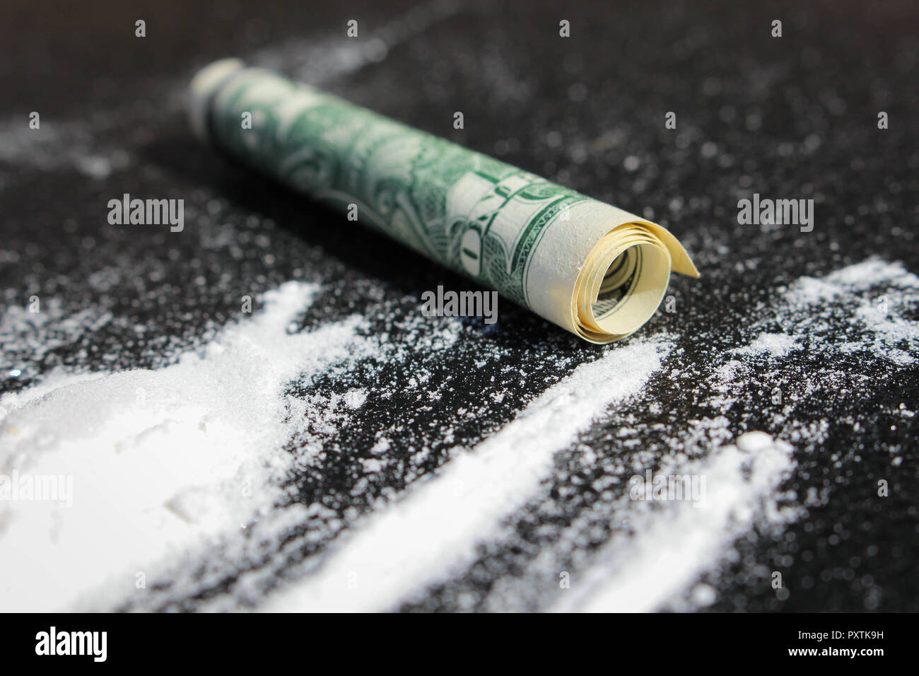 Lignes de cocaïne et d'un dollar bill Banque D'Images