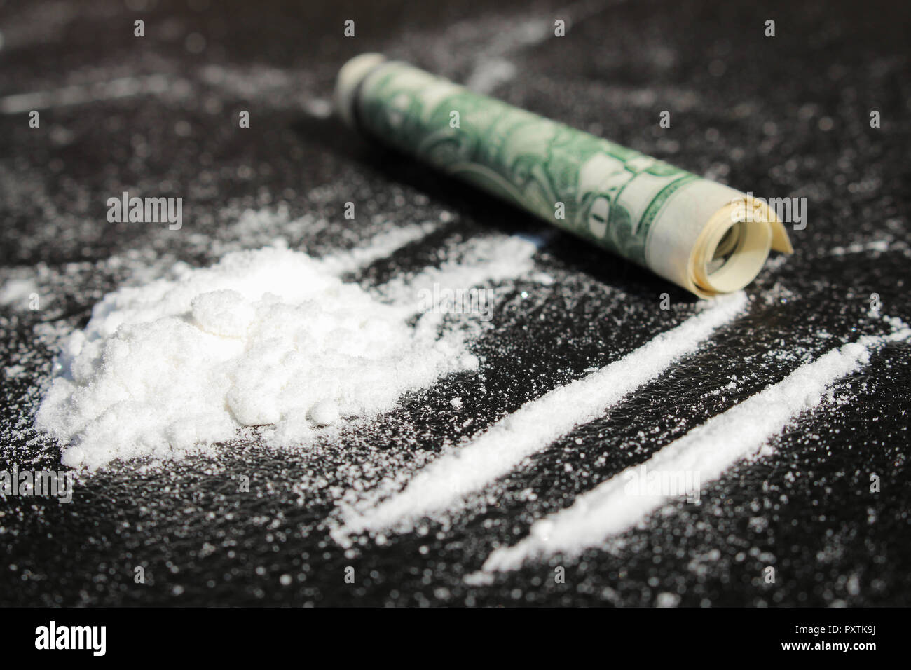 Lignes de cocaïne et d'un dollar bill Banque D'Images