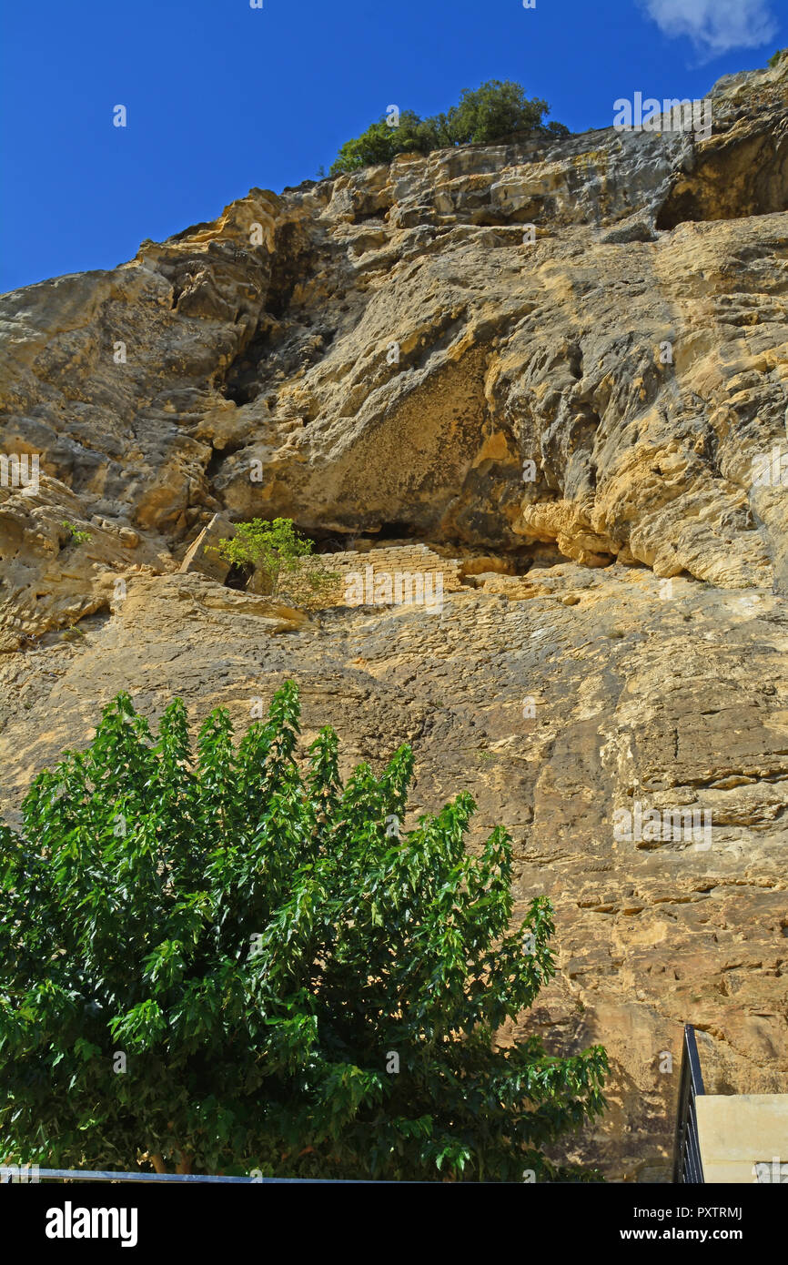 Les vestiges de fortifications médiévales à la Roque-Gageac, un des plus beaux villages de France, sur la rivière Dordogne Banque D'Images