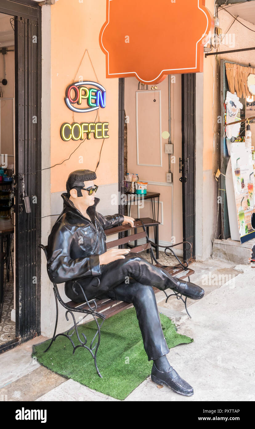 Effigie d'Elvis Presley s'assit sur un banc à l'extérieur d'un café, Bangkok, Thaïlande Banque D'Images