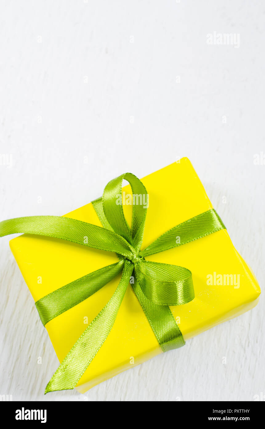 Present Pour La Fete Des Meres Saint Valentin Ou D Anniversaire Boite Cadeau Enveloppe Dans Du Papier Jaune Avec Un Ruban Vert Sur Fond Vintage En Bois Blanc Copy Space Photo Stock Alamy Present Pour La Fete Des Meres Saint Valentin Ou D Anniversaire Boite Cadeau Enveloppe Dans Du Papier Jaune Avec Un Ruban Vert Sur Fond Vintage En Bois Blanc Copy Space Photo Stock Alamy