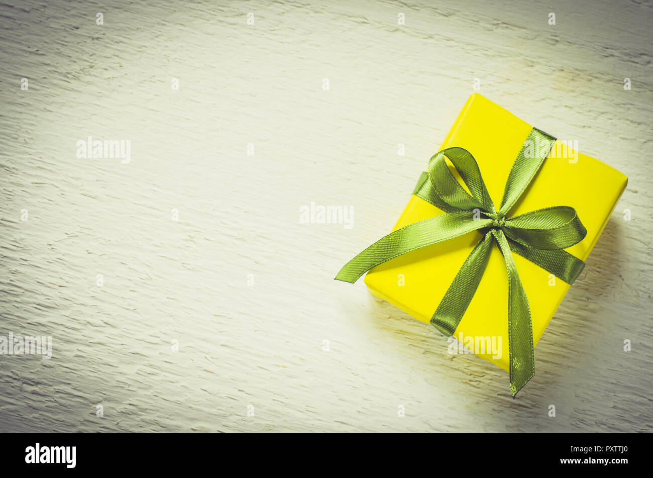 Present Pour La Fete Des Meres Saint Valentin Ou D Anniversaire Boite Cadeau Enveloppe Dans Du Papier Jaune Avec Un Ruban Vert Sur Fond De Bois Blanc Vintage Style Tonne Photo Stock Alamy Present Pour La Fete Des Meres Saint Valentin Ou D Anniversaire Boite Cadeau Enveloppe Dans Du Papier Jaune Avec Un Ruban Vert Sur Fond De Bois Blanc Vintage Style Tonne Photo Stock Alamy