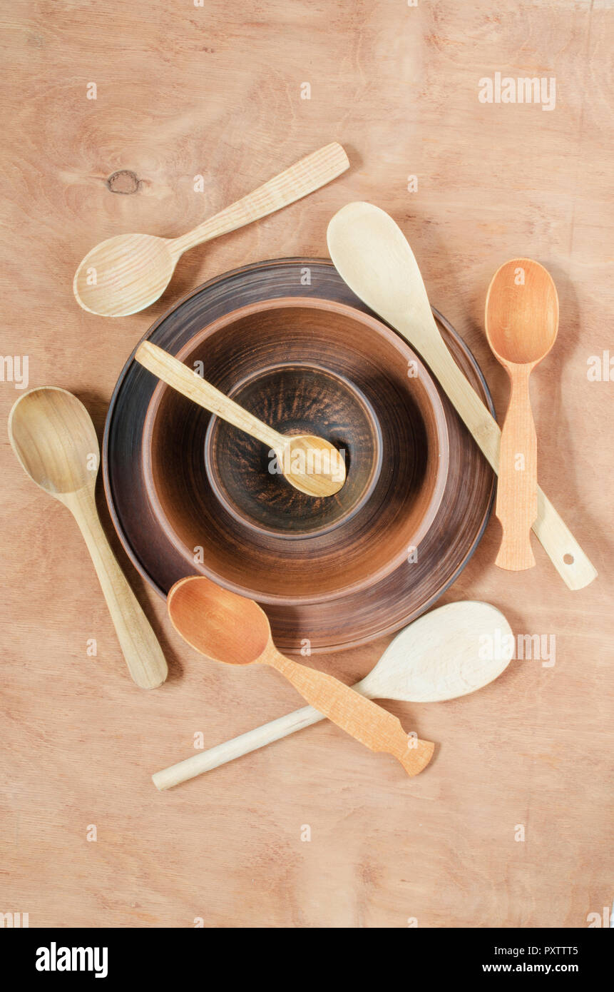 Accueil décor de cuisine : les plaques céramiques et cuillère en bois sur fond de bois. Style rustique. Vue de dessus. Banque D'Images