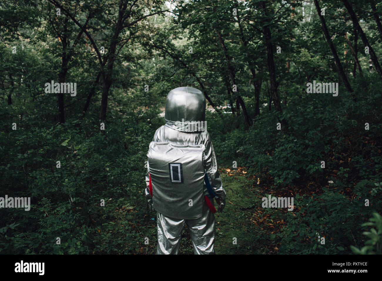 Spaceman explorer la nature, balade en forêt Banque D'Images