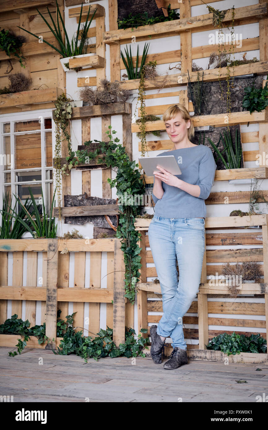 Woman using tablet Banque D'Images