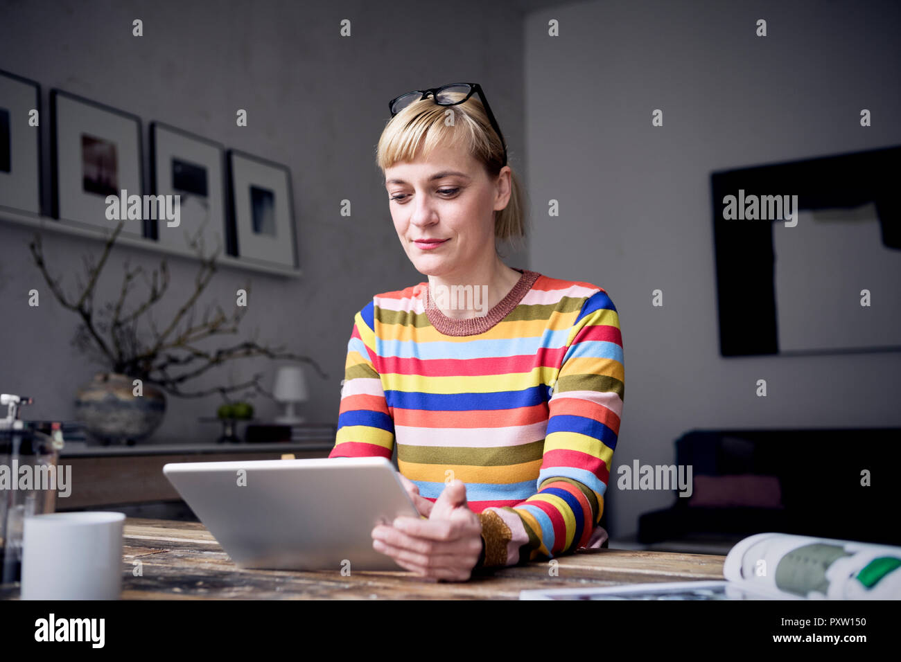 Portrait of woman using tablet dans un loft Banque D'Images
