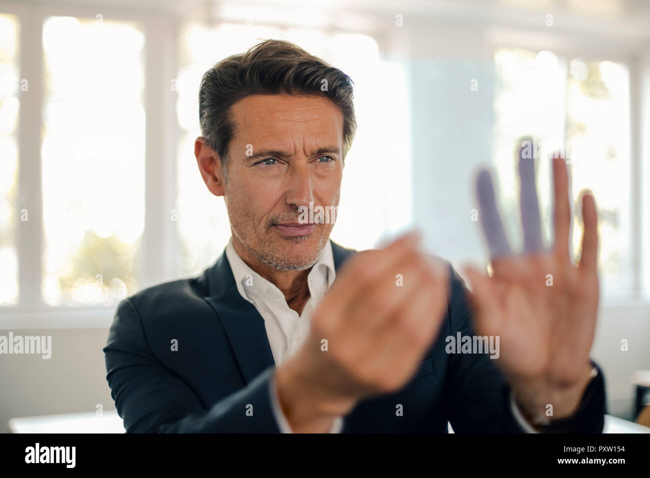 Businessman using futuristic touch screen Banque D'Images