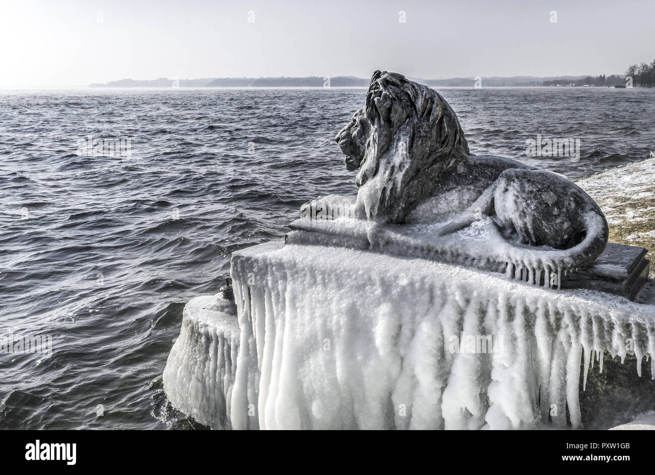 Lion bavarois couvertes de glace sur un jour d'hiver à Courlay sur le Lac de Starnberg Banque D'Images