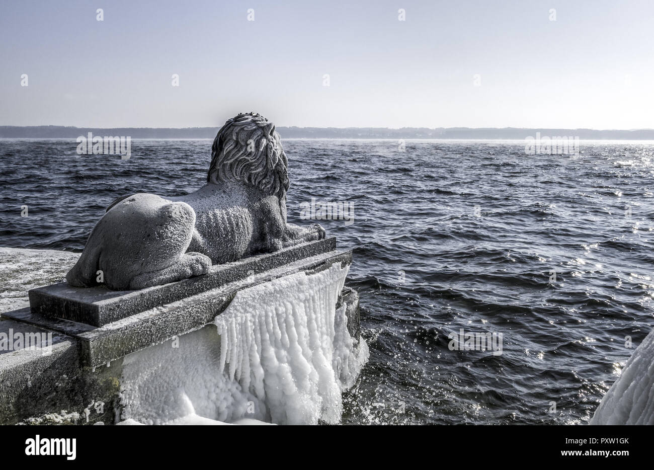 Lion bavarois couvertes de glace sur un jour d'hiver à Courlay sur le Lac de Starnberg Banque D'Images