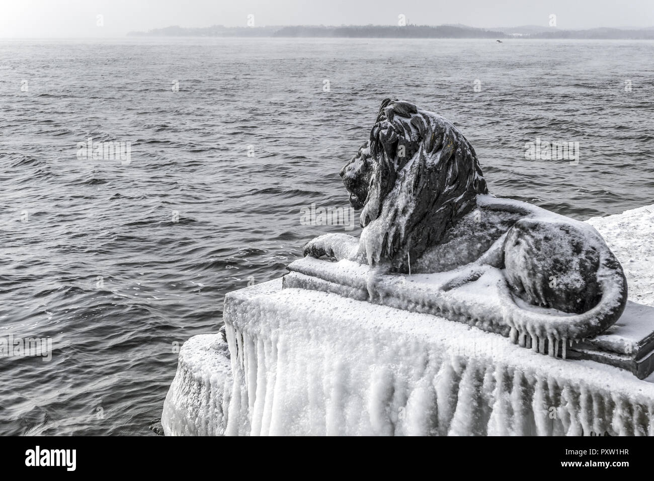 Lion bavarois couvertes de glace sur un jour d'hiver à Courlay sur le Lac de Starnberg Banque D'Images