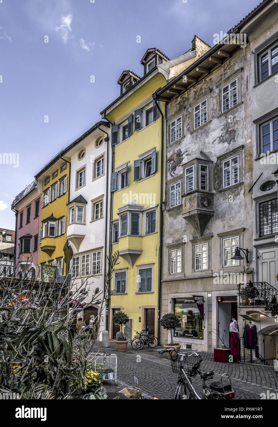 Façades de maisons colorées à Bolzano Banque D'Images