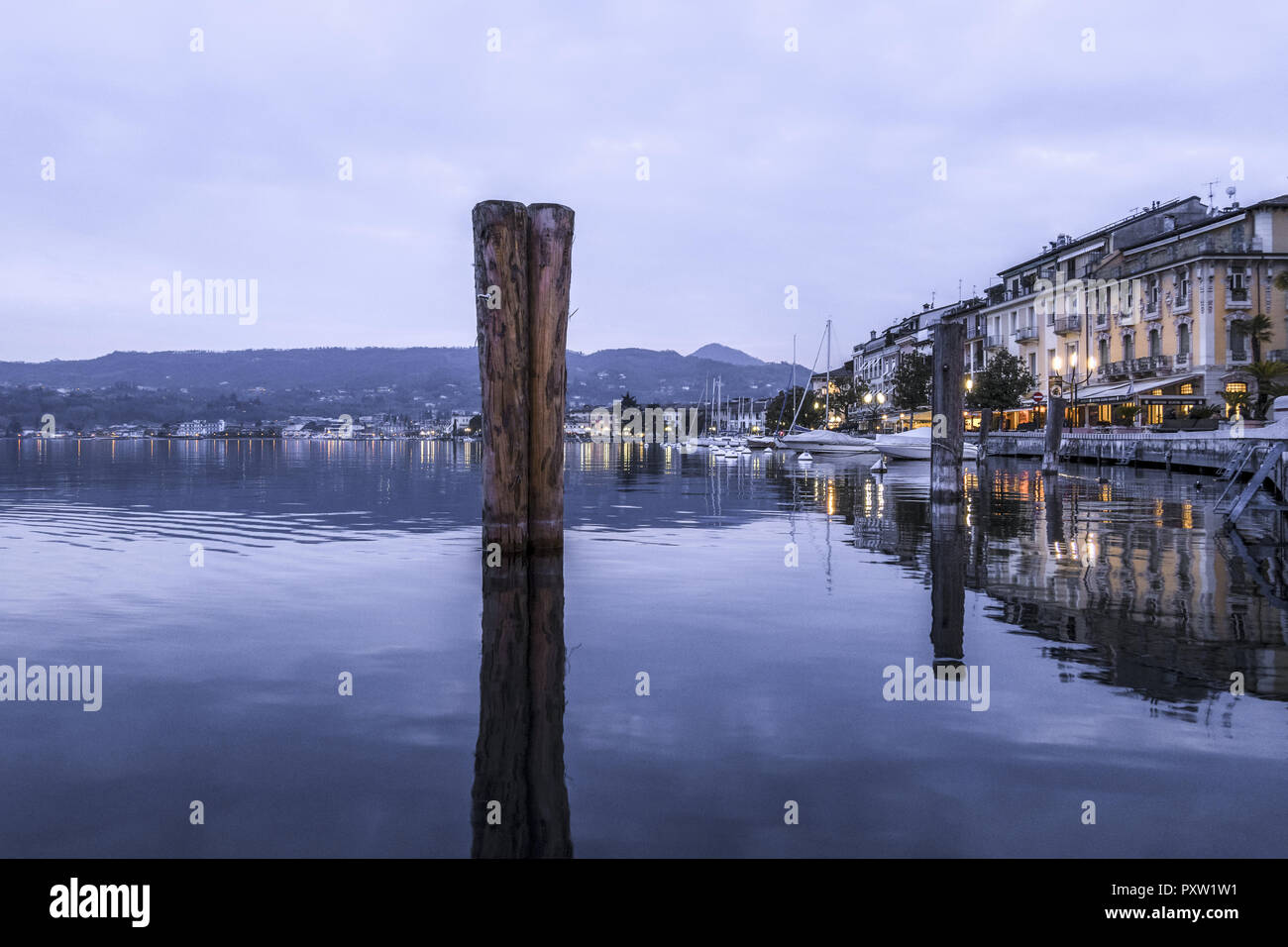 Promenade Lungolago à Salo, sur le lac de Garde, Italie Banque D'Images