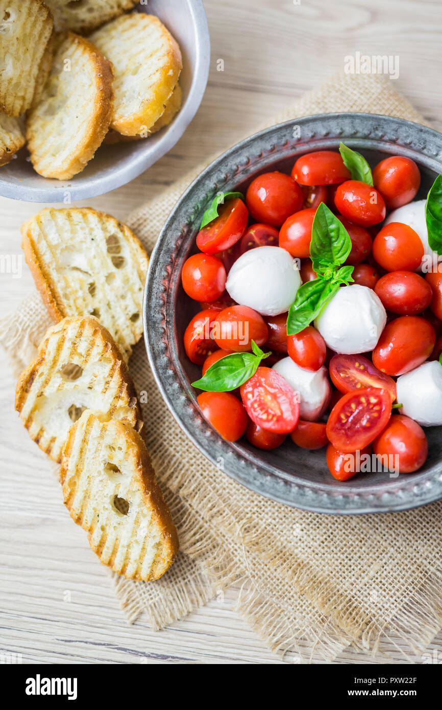 La cuisine italienne, caprese, mozzarella et tomates au basilic Banque D'Images