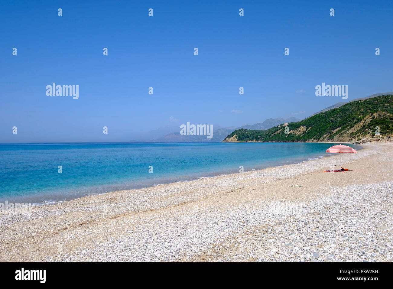 L'Albanie, comté de Vlorë, plage près de Lukova, Riviera albanaise, Mer Ionienne, Plazhi Shpella Banque D'Images