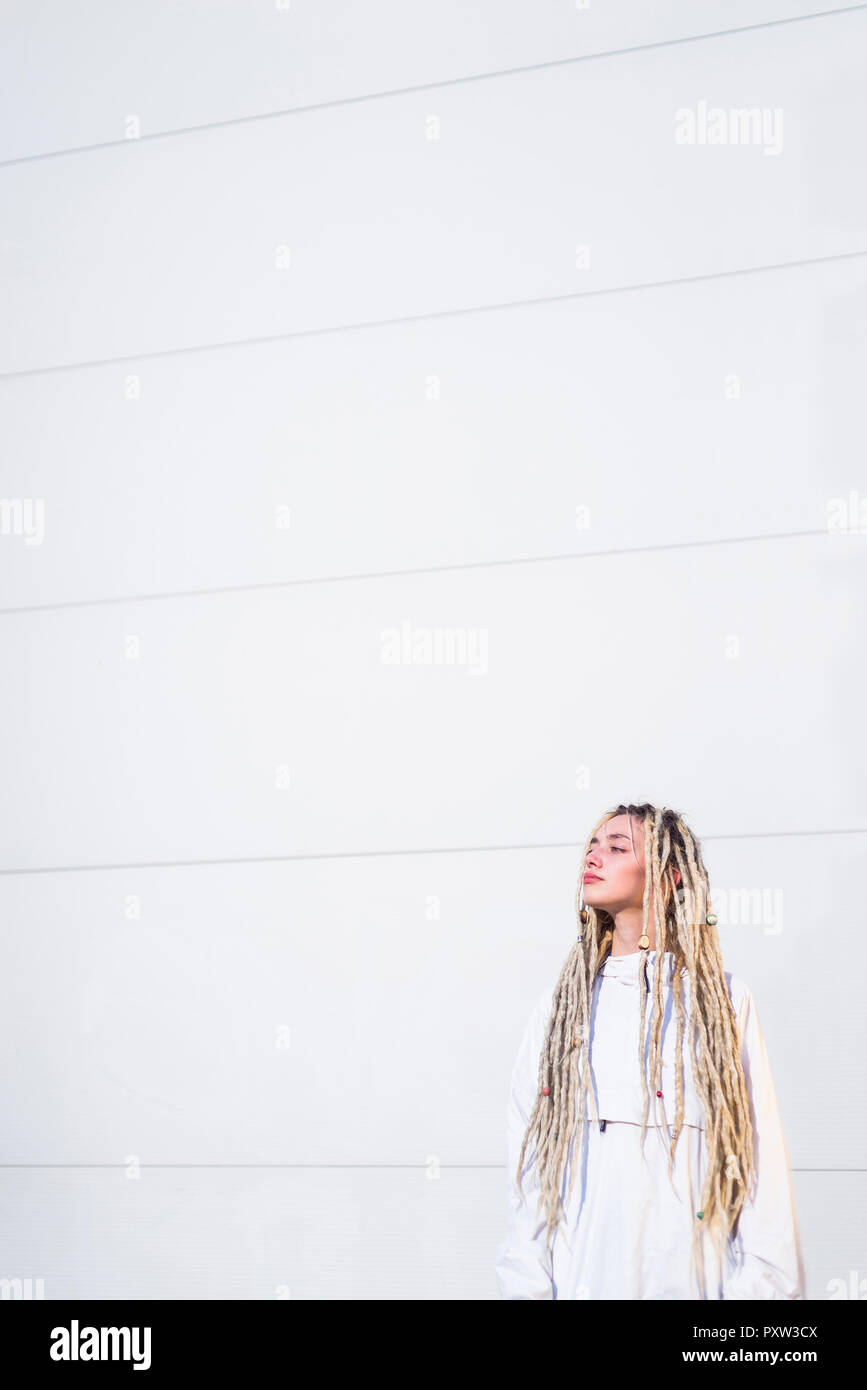 Jeune femme à la mode futuriste en blanc Banque D'Images