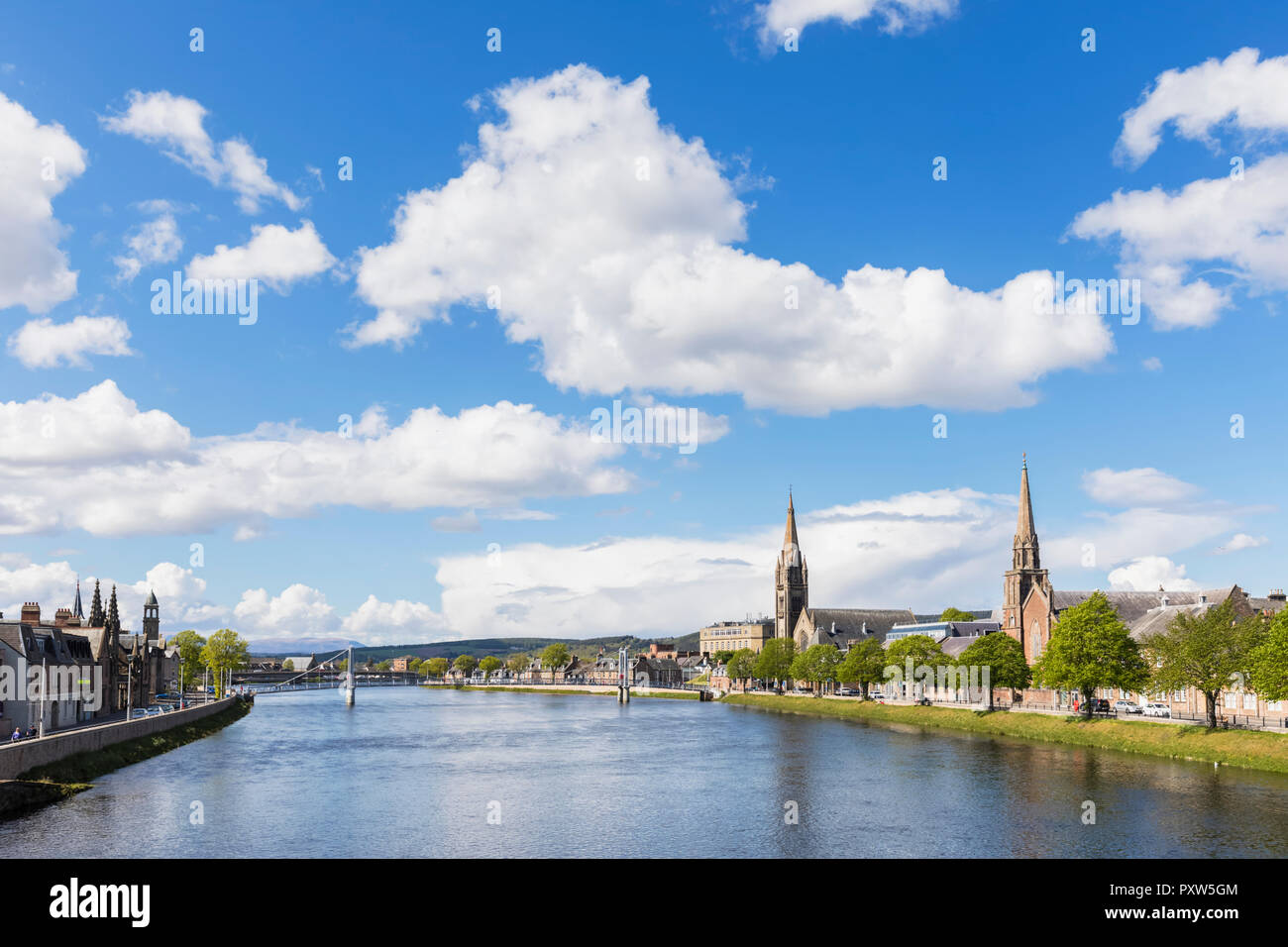 Royaume-uni, Ecosse, Inverness, paysage urbain avec pont St Greig, Huntly Street, rivière Ness, vieille église haute, l'Église libre d'Écosse et de la rue Bank Banque D'Images