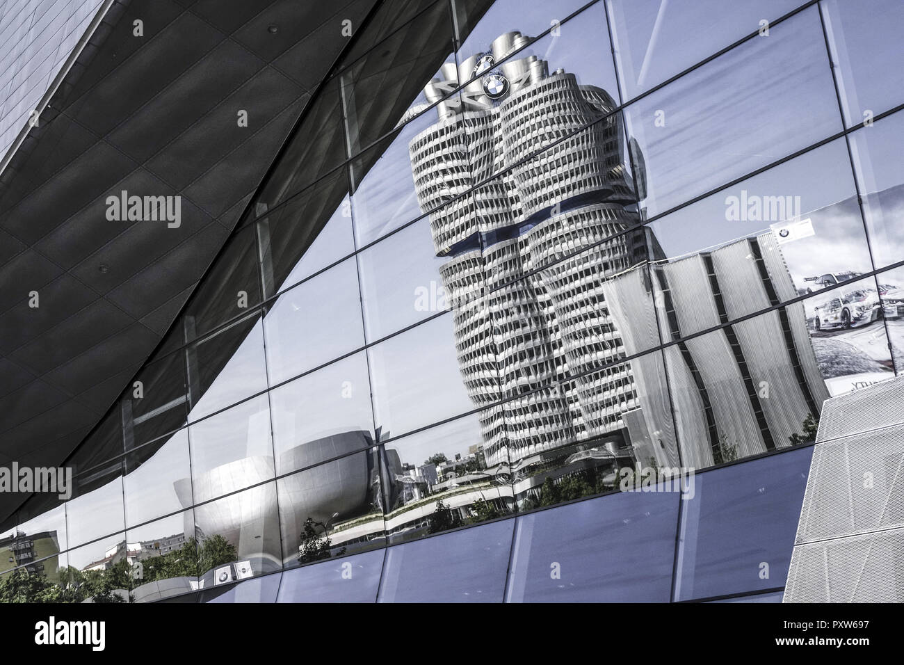 Firmenzentrale BMW spiegelt sich in der Glasfassade der bmw-welt, München, Bayern, Deutschland, Europa Banque D'Images