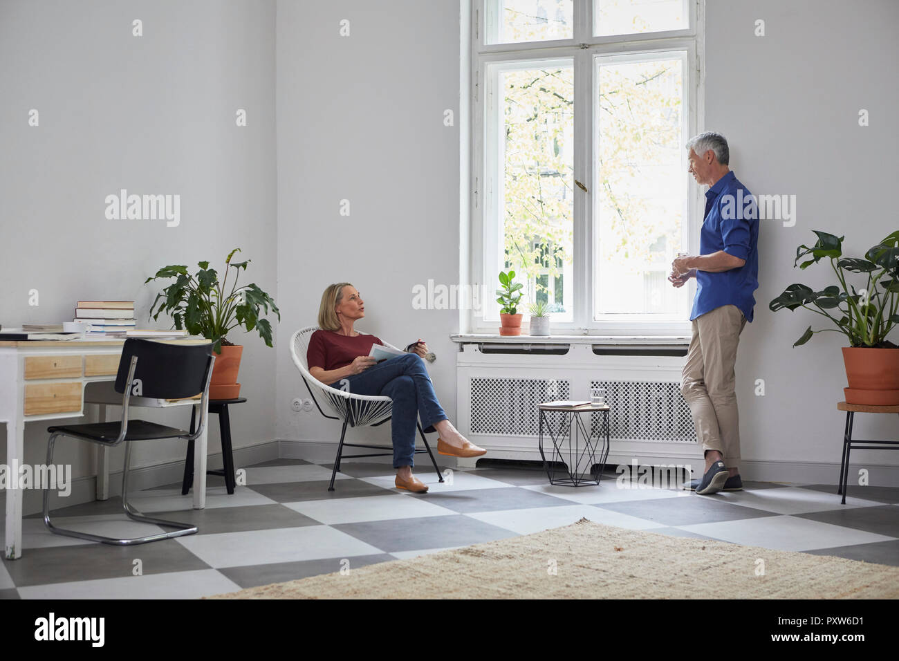 Mature couple talking at home Banque D'Images
