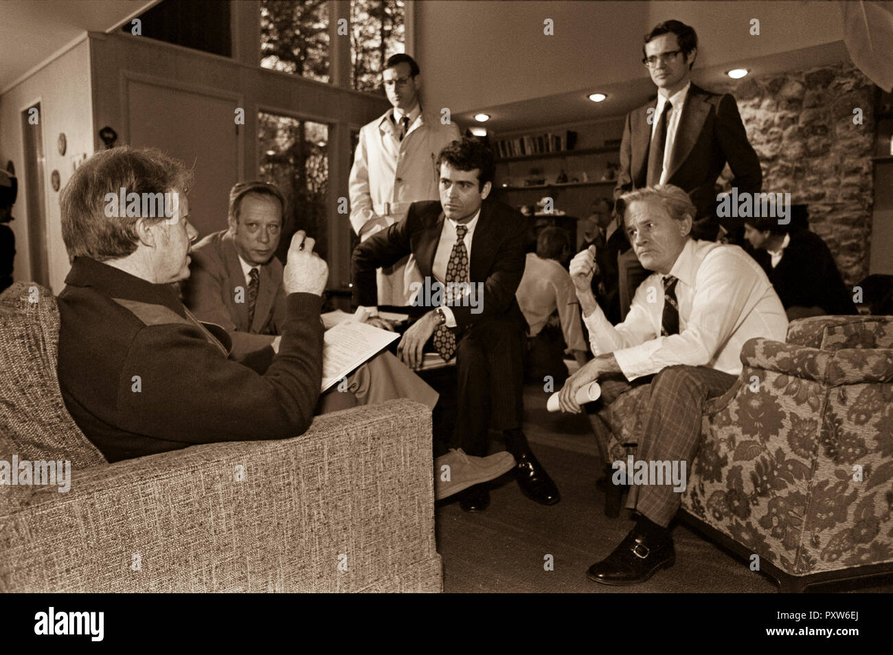 Le président Jimmy Carter rencontre les membres du cabinet et les conseillers dont Michael Blumenthal, Stuart Eisenstat, Jack Watson et Charles Schultz. Banque D'Images
