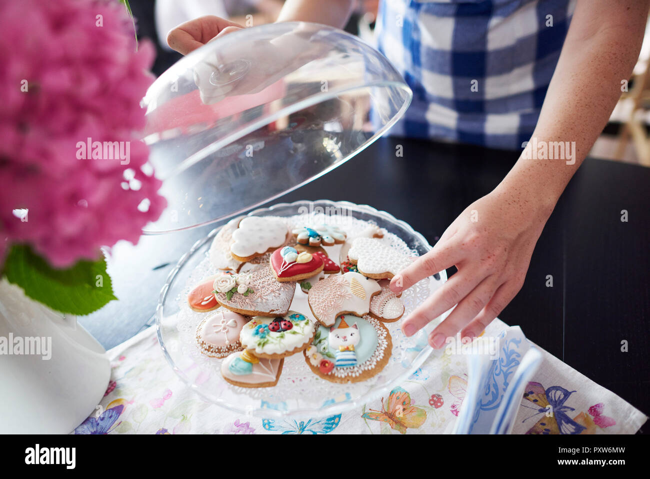 Close-up of woman en prenant un cookie de cakestand Banque D'Images