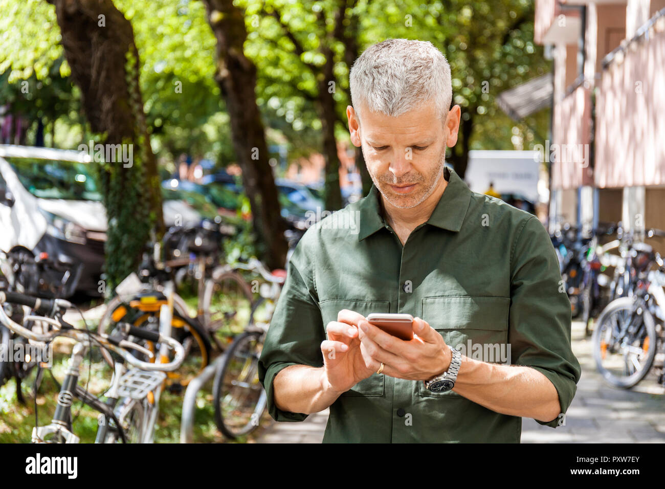 Mature man using cell phone in the city Banque D'Images