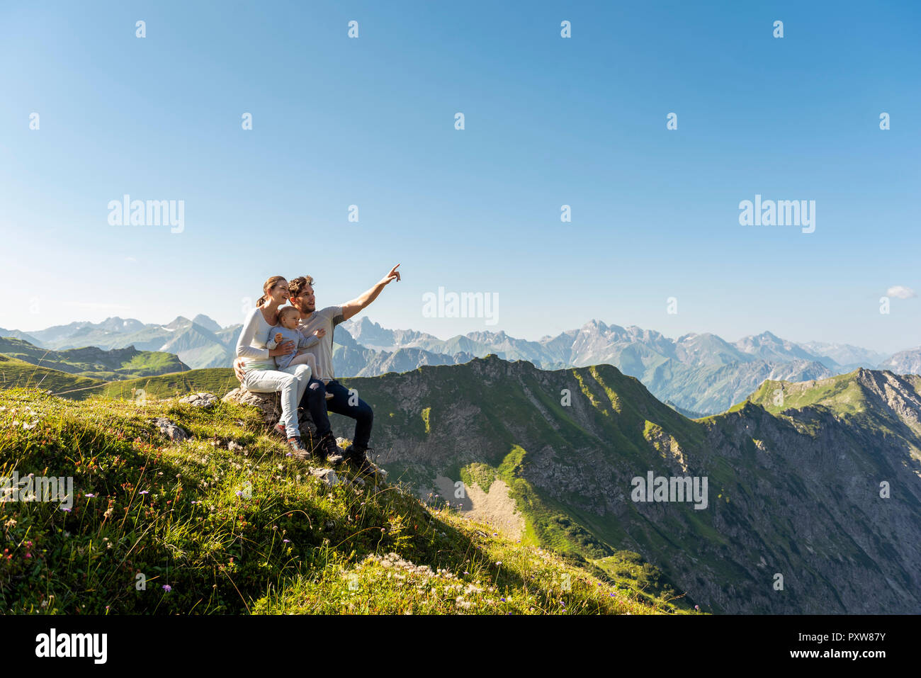 Allemagne, Bavière, Oberstdorf, famille avec ma petite fille sur une randonnée dans les montagnes d'avoir une pause looking at view Banque D'Images