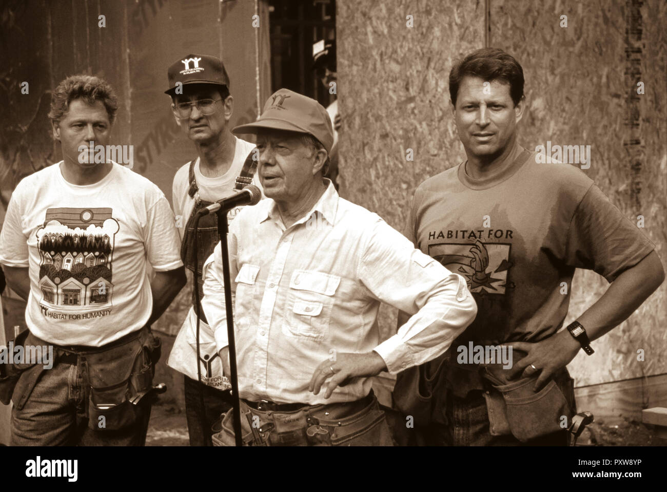 L'ancien Président Jimmy Carter travaille sur l'Habitat pour l'humanité maison à Atlanta, Géorgie. Avec Carter (de gauche à droite) Le président Bill Clinton, de l'Habitat pour l'humanité fondateur Millard Fuller et le Vice-président Al Gore Carter est un des membres fondateurs du conseil d'administration et d'un ambassadeur dans le monde entier pour les organismes sans but lucratif. Banque D'Images