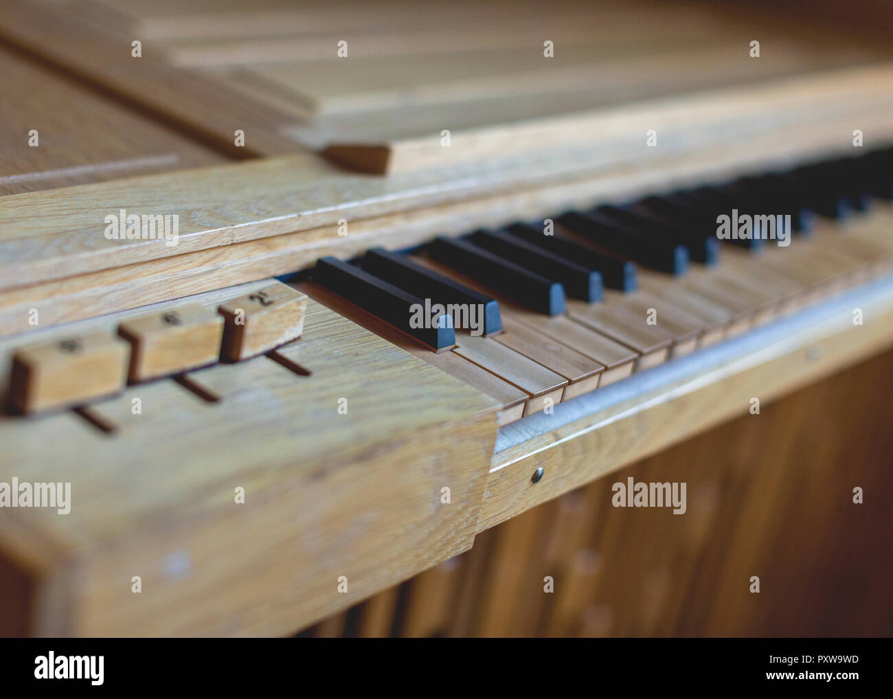 Le clavier d'un orgue portatif Banque D'Images