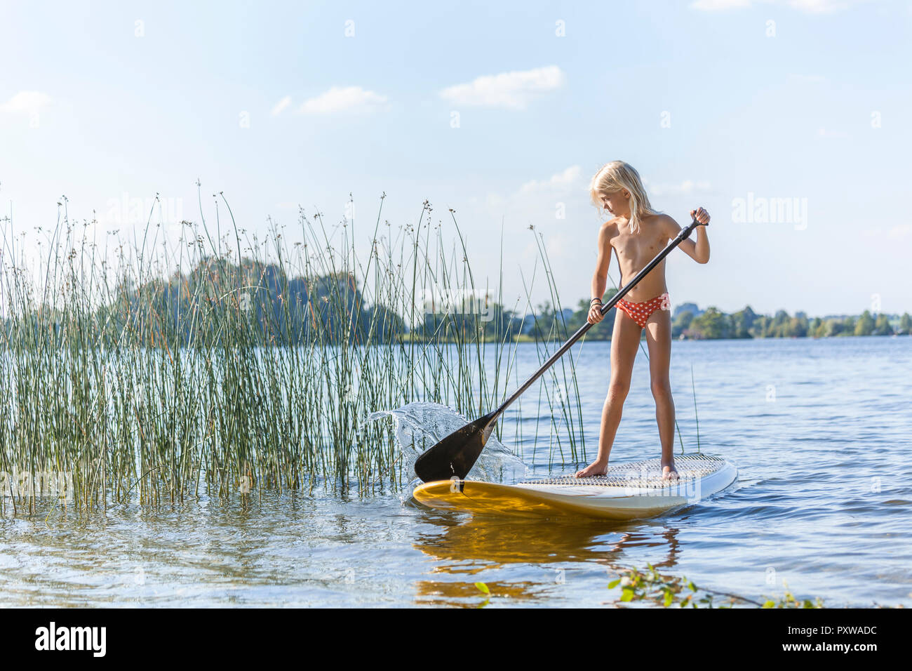 Jeune fille en Stand Up Paddle Surf Banque D'Images