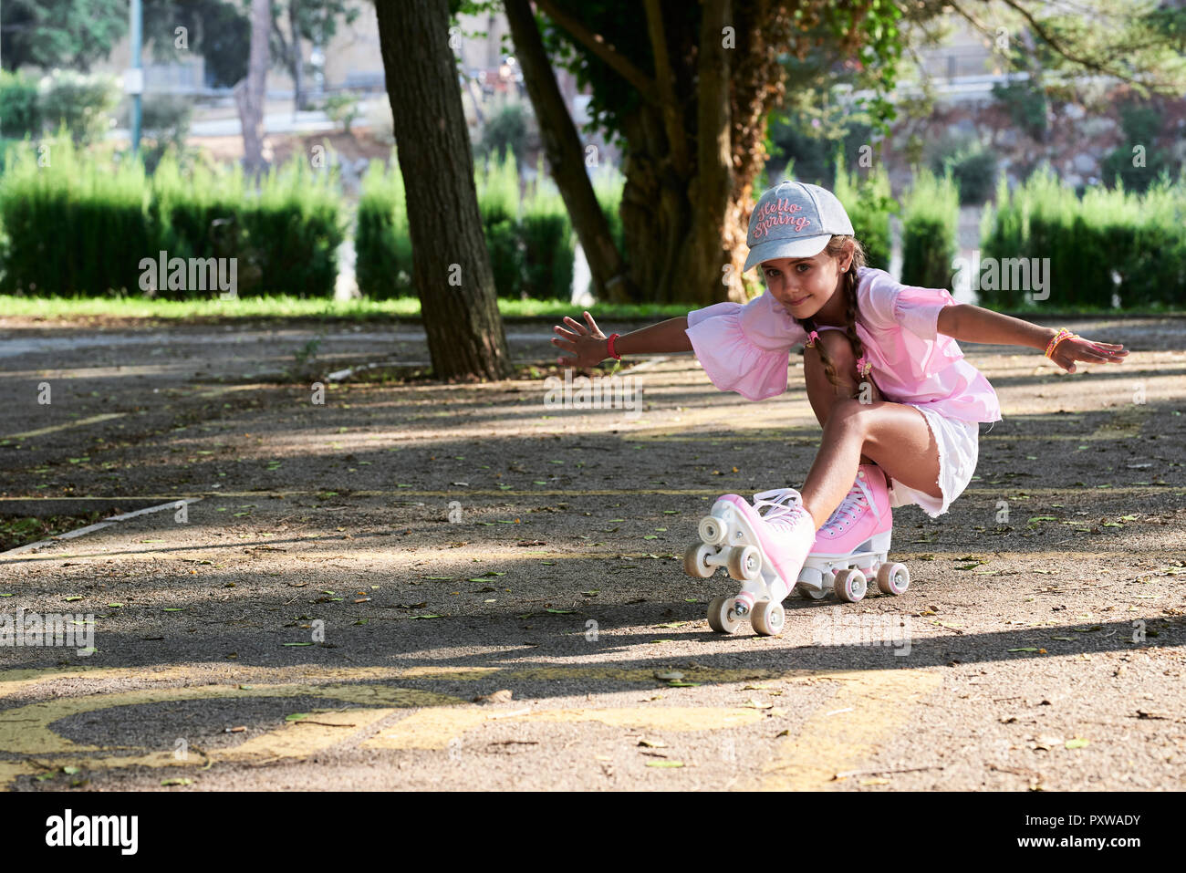 Petite fille du patinage et faisant des tours Banque D'Images