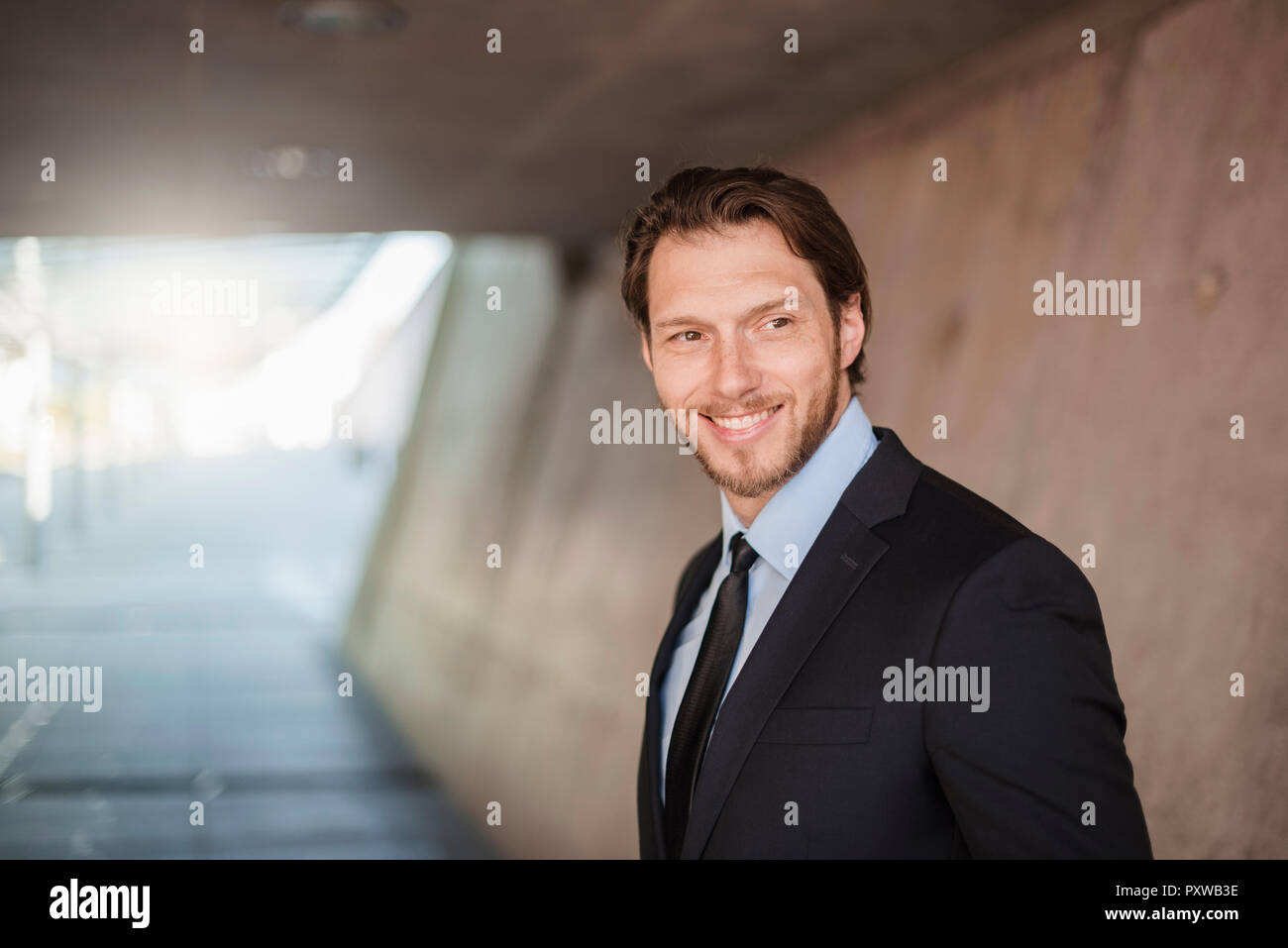 Portrait of smiling businessman in tunnel Banque D'Images