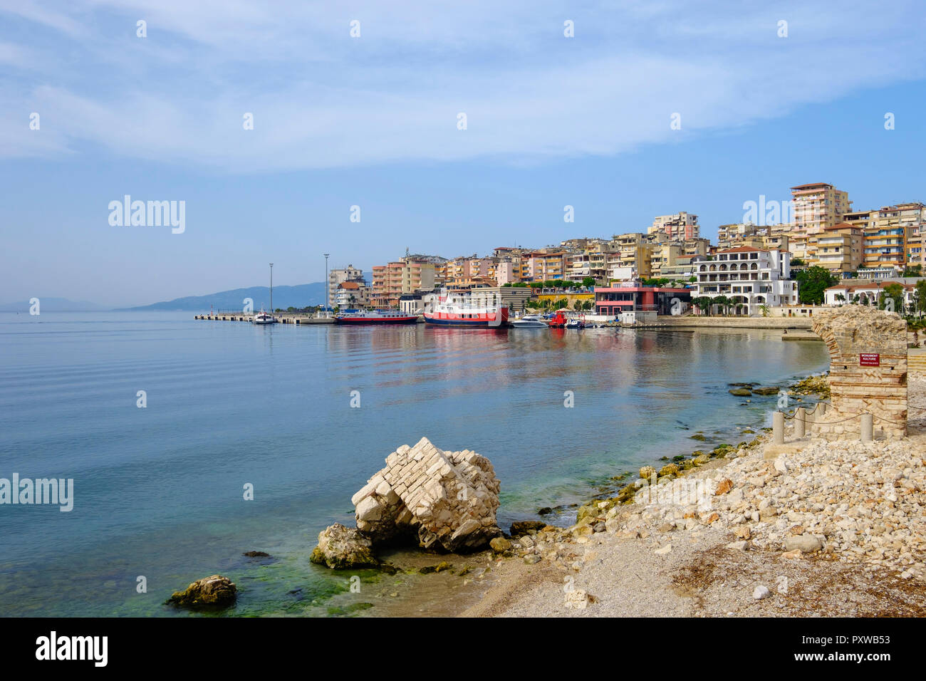 L'Albanie, comté de Vlora, Saranda, ferry port et ancienne tour de guet Banque D'Images