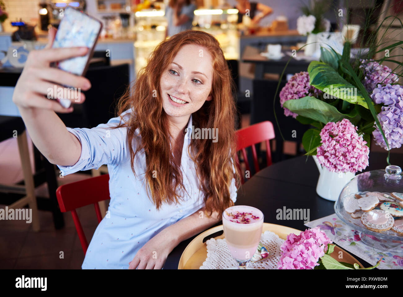Jeune femme en prenant un café dans un selfies Banque D'Images