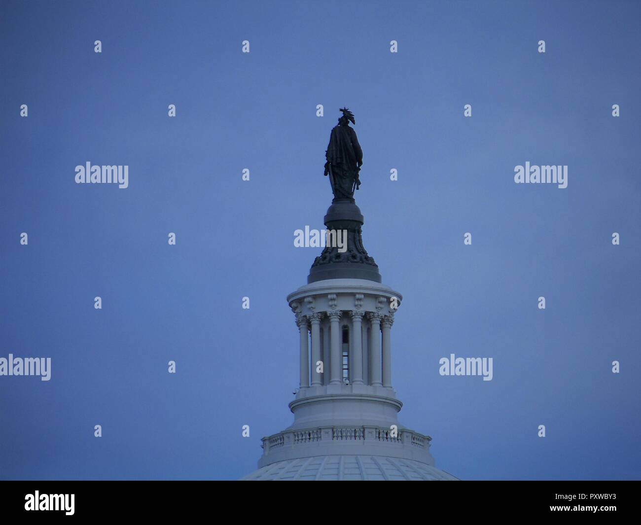 Gros plan de la Statue de la liberté contre un ciel bleu sur le dôme du Capitole à Washington DC. Banque D'Images