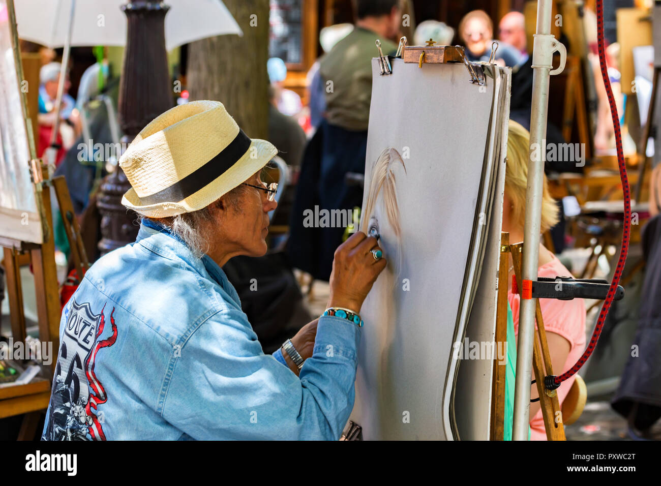 PARIS - 14 juin 2014 : Public peintre sur la colline de Montmartre à Paris. Banque D'Images