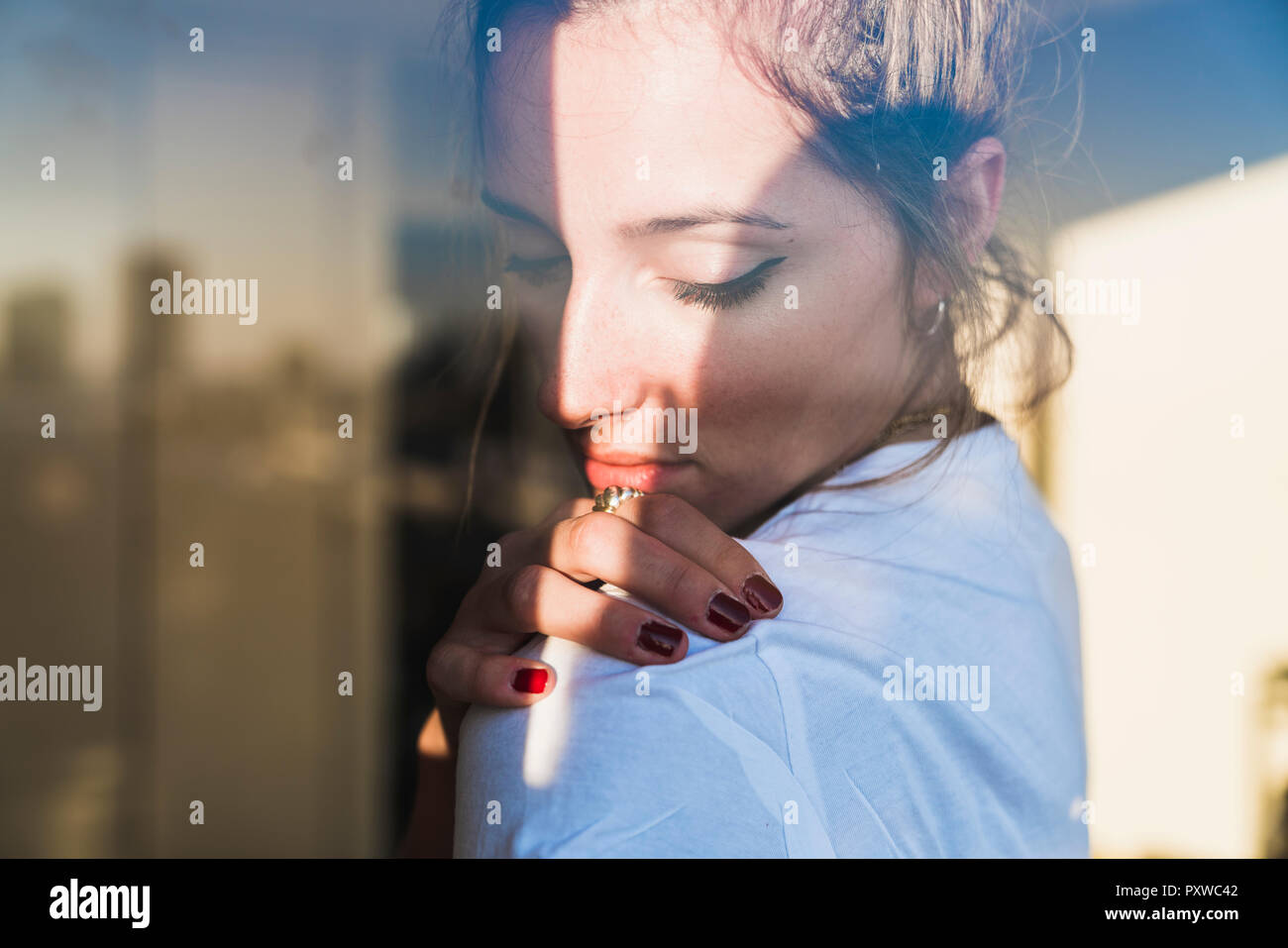Portrait de jeune femme derrière la vitre Banque D'Images