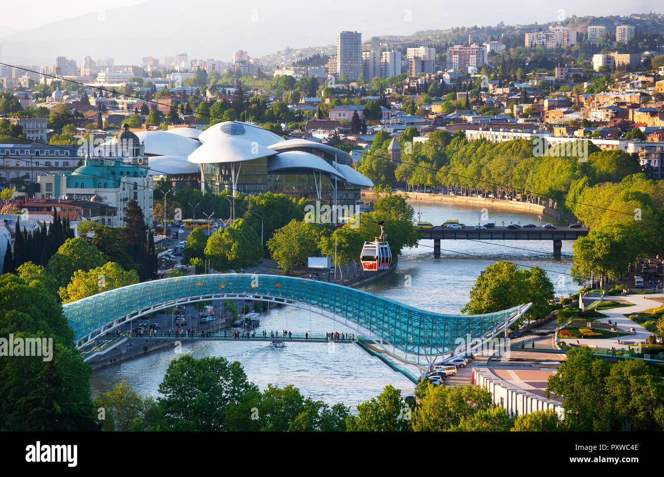 La Géorgie, Tbilissi, pont de la paix sur la rivière Kura Banque D'Images